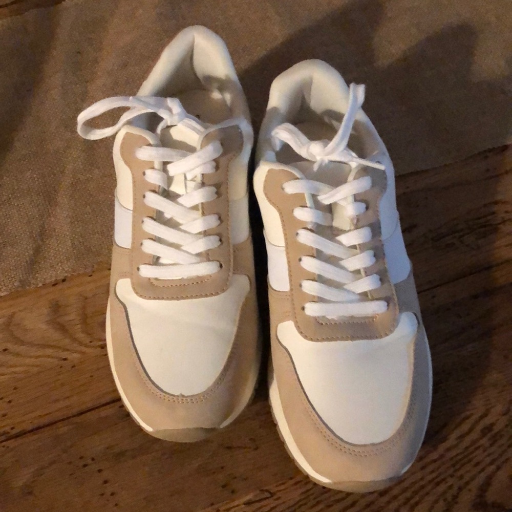 Time & Tru Memory Foam tennis shoes never worn. White and Tan size 10